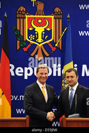 Außenminister Guido Westerwelle (l) bei einer Pressekonferenz mit Ministerpräsident der Republik Moldau, Vlad Filat (r) in Chisinau, Republik Moldau, 25. Juni 2010. Während seiner zwei-Tages-Reise besuchen Westerwelle verschiedenen Ländern in Osteuropa. Foto: HANNIBAL HANNSCHKE Stockfoto