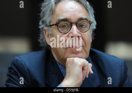Kanadische Soundtrack stellt Komponisten Howard Leslie Shore während eines Interviews in München am 26. Juni 2010. Am 18. Oktober 1946 geboren, komponierte Ufer die Originalton zu mehr als 40 Filmen einschließlich "Der Herr der Ringe". Foto: Andreas Gebert Stockfoto