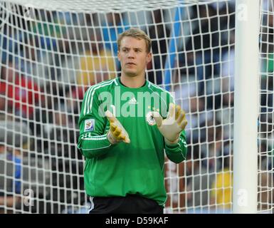 Deutschlands Torhüter Manuel Neuer Gesten während des 2010 FIFA World Cup Runde von sechzehn zwischen Deutschland und England im Free State Stadion in Bloemfontein, Südafrika 27. Juni 2010 entsprechen. Foto: Marcus Brandt Dpa - verweisen wir auf http://dpaq.de/FIFA-WM2010-TC +++(c) Dpa - Bildfunk +++ Stockfoto