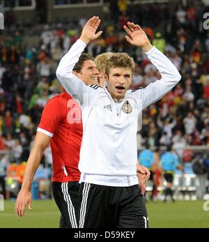 Deutschlands Thomas Mueller (R) und Mario Gomez nach der 2010 FIFA World Cup Runde von sechzehn match zwischen Deutschland und England im Free State Stadion in Bloemfontein, Südafrika 27. Juni 2010 zu feiern. Foto: Marcus Brandt Dpa - verweisen wir auf http://dpaq.de/FIFA-WM2010-TC +++(c) Dpa - Bildfunk +++ Stockfoto