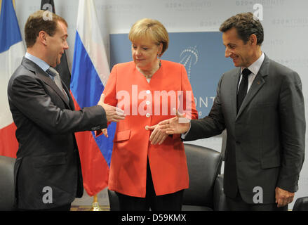 Der militärischen Präsident Dmitri Medwedew, Bundeskanzlerin Angela Merkel Und der französischen Präsident Nicolas Sarkozy treffen am Sonntag (27.06.2010) in Toronto am Rande der G20-Sitzung Zu Einem Gespräch Zusammen. Sterben Sie G20-Gipfel Haben Sich in der Kanadischen Metropole Zu Ihren Beratungen Versammelt. Foto: Peer Grimm dpa Stockfoto