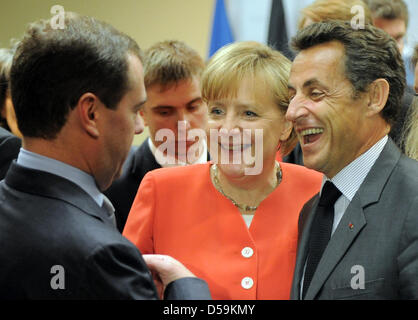 Der militärischen Präsident Dmitri Medwedew, Bundeskanzlerin Angela Merkel Und der französischen Präsident Nicolas Sarkozy treffen am Sonntag (27.06.2010) in Toronto am Rande der G20-Sitzung Zu Einem Gespräch Zusammen. Sterben Sie G20-Gipfel Haben Sich in der Kanadischen Metropole Zu Ihren Beratungen Versammelt. Foto: Peer Grimm dpa Stockfoto