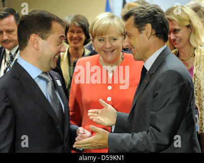 Der militärischen Präsident Dmitri Medwedew, Bundeskanzlerin Angela Merkel Und der französischen Präsident Nicolas Sarkozy treffen am Sonntag (27.06.2010) in Toronto am Rande der G20-Sitzung Zu Einem Gespräch Zusammen. Sterben Sie G20-Gipfel Haben Sich in der Kanadischen Metropole Zu Ihren Beratungen Versammelt. Foto: Peer Grimm dpa Stockfoto