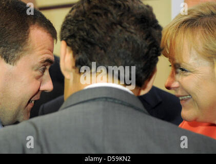 Der militärischen Präsident Dmitri Medwedew, Bundeskanzlerin Angela Merkel Und der französischen Präsident Nicolas Sarkozy treffen am Sonntag (27.06.2010) in Toronto am Rande der G20-Sitzung Zu Einem Gespräch Zusammen. Sterben Sie G20-Gipfel Haben Sich in der Kanadischen Metropole Zu Ihren Beratungen Versammelt. Foto: Peer Grimm dpa Stockfoto