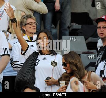 Deutsche Fußball Spieler Freundin Silvia Meichel (C, Mario Gomez) und Melanie Tiburtius (R, Piotr Trochowski) auf den Stand während der 2010 FIFA World Cup Runde von sechzehn zwischen Deutschland und England im Free State Stadion in Bloemfontein, Südafrika 27. Juni 2010 entsprechen. Foto: Marcus Brandt Dpa - entnehmen Sie bitte http://dpaq.de/FIFA-WM2010-TC Stockfoto