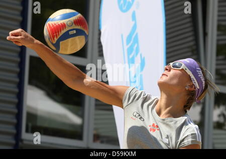 Skirennläuferin Maria Riesch spielen Beach-Volleyball in Ottobeuren, Deutschland, 25. Juni 2010. Das Ausdauertraining ist Bestandteil der Sportler die Vorbereitungen für den alpinen Weltmeisterschaften 2011 in Garmisch-Partenkirchen. Foto: Karl-Josef Hildenbrand Stockfoto