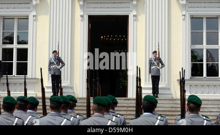 Soldaten der "Wachbataillon" schützen vor Schloss Bellevue in Berlin, Deutschland, 25. Juni 2010. Durch die Einrichtung von der Sommer-Party begrüßen der zukünftige Bundespräsident Gäste vor dem Palast, was ungewöhnlich ist. Köhlers Nachfolger wird am 30. Juni von 1244 Wahlmänner bestimmt. Foto: Rainer Jensen Stockfoto