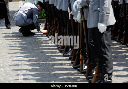 Soldaten der "Wachbataillon" bewachen ihre Schuhe glänzte vor Schloss Bellevue in Berlin, Deutschland, 25. Juni 2010 bekommen. Durch die Einrichtung von der Sommer-Party begrüßen der zukünftige Bundespräsident Gäste vor dem Palast, was ungewöhnlich ist. Köhlers Nachfolger wird am 30. Juni von 1244 Wahlmänner bestimmt. Foto: Rainer Jensen Stockfoto