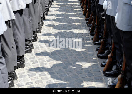 Soldaten von der "Wachbataillon" bewachen werfende Schatten vor Schloss Bellevue in Berlin, Deutschland, 25. Juni 2010. Durch die Einrichtung von der Sommer-Party begrüßen der zukünftige Bundespräsident Gäste vor dem Palast, was ungewöhnlich ist. Köhlers Nachfolger wird am 30. Juni von 1244 Wahlmänner bestimmt. Foto: Rainer Jensen Stockfoto