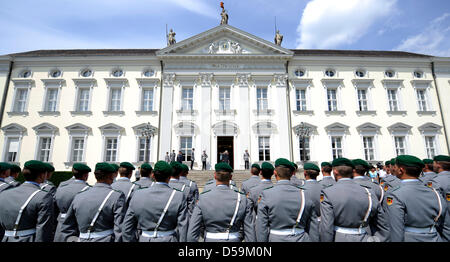 Soldaten der "Wachbataillon" schützen vor Schloss Bellevue in Berlin, Deutschland, 25. Juni 2010. Durch die Einrichtung von der Sommer-Party begrüßen der zukünftige Bundespräsident Gäste vor dem Palast, was ungewöhnlich ist. Köhlers Nachfolger wird am 30. Juni von 1244 Wahlmänner bestimmt. Foto: Rainer Jensen Stockfoto