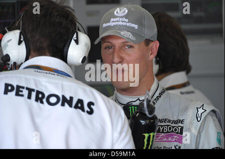 Notieren Sie halten deutsche Formel1 Rennfahrer Michael Schumacher (Mercedes GP) in seinem Team Garage nach dem freien Training auf dem Valencia Street Circuit in Valencia, Spanien, 25. Juni 2010. Das anschließende Wochenende beginnt das neunte Rennen der Formel-1-Saison 2010 mit dem Europäischen Grand Prix. Foto: David Ebener Stockfoto