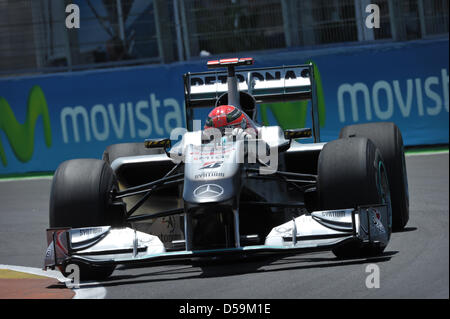 Deutsche Formel1 Rennfahrer Michael Schumacher (Mercedes GP) fährt entlang dem Valencia Street Circuit in Valencia, Spanien, 25. Juni 2010. Das anschließende Wochenende beginnt das neunte Rennen der Formel-1-Saison 2010 mit dem Europäischen Grand Prix. Foto: David Ebener Stockfoto