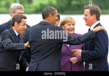 Der französische Präsident Nicolas Sarkozy, US-Präsident Barack Obama, die deutsche Bundeskanzlerin Angela Merkel und der britische Premierminister David Cameron (L, R) kommen zusammen auf dem G8-Gipfel in Huntsville, Kanada, 25. Juni 2010. Die Staats-und Regierungschefs der führenden wirtschaftlichen Nationen der Welt treffen sich in der Region Muskoka die G8 und die anschließende G20-Gipfel. Foto: Peer Grimm Stockfoto