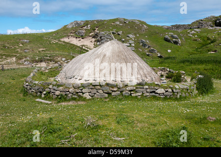 Neu konstruierte Eisenzeit Haus am Bostadh auf der Isle of Lewis auf den äußeren Hebriden. Stockfoto