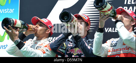 Deutschen Fahrer Sebastian Vettel von Red Bull Racing (C) feiert Sieg vor britischen Fahrer Lewis Hamilton von McLaren Mercedes (L) und der Brite Jenson Button des McLaren Mercedes (R) auf dem Stadtkurs von Valencia, Spanien, 27. Juni 2010. Die 2010 war Formel 1 Grand Prix von Europa am 27. Juni statt. Foto: David Ebener Stockfoto