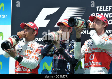 Deutschen Fahrer Sebastian Vettel von Red Bull Racing (C) feiert Sieg vor britischen Fahrer Lewis Hamilton von McLaren Mercedes (L) und der Brite Jenson Button des McLaren Mercedes (R) auf dem Stadtkurs von Valencia, Spanien, 27. Juni 2010. Die 2010 war Formel 1 Grand Prix von Europa am 27. Juni statt. Foto: David Ebener Stockfoto