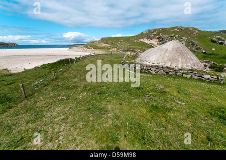 Neu konstruierte Eisenzeit Haus neben dem Strand am Bostadh auf der Isle of Lewis auf den äußeren Hebriden Stockfoto