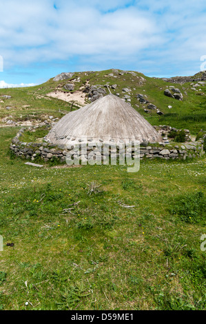 Neu konstruierte Eisenzeit Haus am Bostadh auf der Isle of Lewis auf den äußeren Hebriden Stockfoto