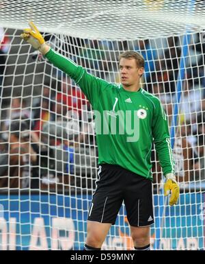 Deutschlands Torhüter Manuel Neuer Gesten während des 2010 FIFA World Cup Runde von sechzehn zwischen Deutschland und England im Free State Stadion in Bloemfontein, Südafrika 27. Juni 2010 entsprechen. Foto: Marcus Brandt Dpa - entnehmen Sie bitte http://dpaq.de/FIFA-WM2010-TC Stockfoto