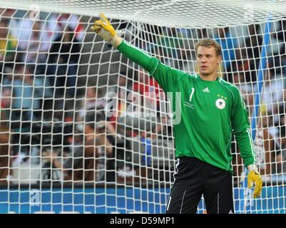 Deutschlands Torhüter Manuel Neuer Gesten während des 2010 FIFA World Cup Runde von sechzehn zwischen Deutschland und England im Free State Stadion in Bloemfontein, Südafrika 27. Juni 2010 entsprechen. Foto: Marcus Brandt Dpa - entnehmen Sie bitte http://dpaq.de/FIFA-WM2010-TC Stockfoto