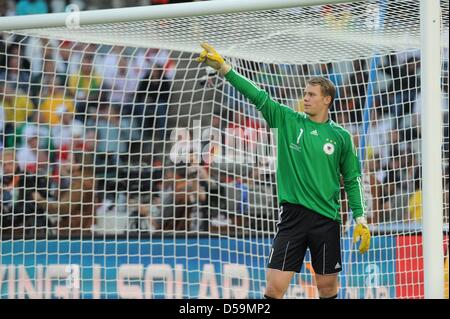 Deutschlands Torhüter Manuel Neuer Gesten während des 2010 FIFA World Cup Runde von sechzehn zwischen Deutschland und England im Free State Stadion in Bloemfontein, Südafrika 27. Juni 2010 entsprechen. Foto: Marcus Brandt Dpa - entnehmen Sie bitte http://dpaq.de/FIFA-WM2010-TC Stockfoto