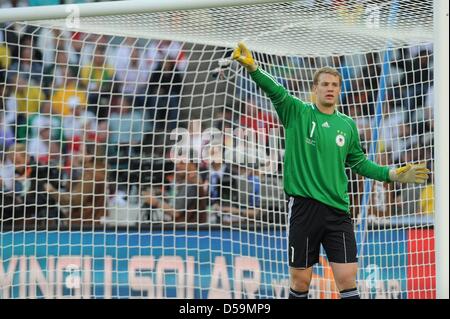 Deutschlands Torhüter Manuel Neuer Gesten während des 2010 FIFA World Cup Runde von sechzehn zwischen Deutschland und England im Free State Stadion in Bloemfontein, Südafrika 27. Juni 2010 entsprechen. Foto: Marcus Brandt Dpa - entnehmen Sie bitte http://dpaq.de/FIFA-WM2010-TC Stockfoto