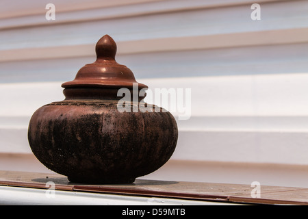 Tontopf auf Trinkwasser ist die thailändische Lebensart Stockfoto