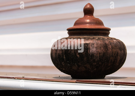 Tontopf auf Trinkwasser ist die thailändische Lebensart Stockfoto