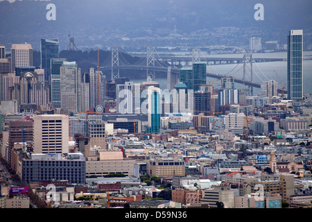 Innenstadt und Bay Bridge gesehen von Twin Peaks, San Francisco, California, Vereinigte Staaten von Amerika, USA Stockfoto