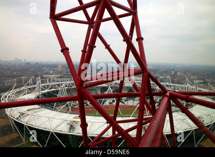 London, UK. 27. März 2013. Medien erhielten heute eine Vorschau des Parks in Progress Tour des Turmes Arcelor Mittal Orbit im Olympiapark. Die Touren für die Öffentlichkeit geöffnet, am Freitag 29. Besucher werden in der Lage, steigen die Anish Kapoor Skulptur erhalten einen Panoramablick auf die Stadt und die Arbeit auf Sanierung, was schließlich den Queen Elizabeth Olympic Park wenn Sie fertig werden. Bildnachweis: Jeffrey Blackler/Alamy Live-Nachrichten Stockfoto