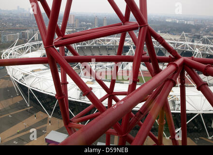 London, UK. 27. März 2013. Medien erhielten heute eine Vorschau des Parks in Progress Tour des Turmes Arcelor Mittal Orbit im Olympiapark. Die Touren für die Öffentlichkeit geöffnet, am Freitag 29. Besucher werden in der Lage, steigen die Anish Kapoor Skulptur erhalten einen Panoramablick auf die Stadt und die Arbeit auf Sanierung, was schließlich den Queen Elizabeth Olympic Park wenn Sie fertig werden. Bildnachweis: Jeffrey Blackler/Alamy Live-Nachrichten Stockfoto