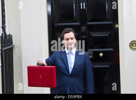 Schatzkanzler George Osbourne, lässt Nummer 11 Downing Street um sein Budget am 20. März 2013 liefern Stockfoto