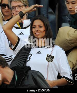 Silvia Meichel, die Freundin des deutschen Fußballer Mario Gomez am 27. Juni 2010-Stand während des 2010 FIFA World Cup Runde von 16 Matches zwischen Deutschland und England im Free State Stadion in Bloemfontein, Südafrika. Foto: Marcus Brandt Dpa - entnehmen Sie bitte http://dpaq.de/FIFA-WM2010-TC Stockfoto