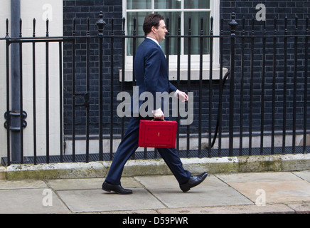 Schatzkanzler George Osbourne, lässt Nummer 11 Downing Street um sein Budget am 20. März 2013 liefern Stockfoto