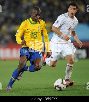 Brasiliens Ramires (L) wetteifert um den Ball mit Chiles Carlos Carmona während des 2010 FIFA World Cup Runde von sechzehn Spiels zwischen Brasilien und Chile im Ellis Park Stadion in Johannesburg, Südafrika 28. Juni 2010. Foto: Marcus Brandt Dpa - entnehmen Sie bitte http://dpaq.de/FIFA-WM2010-TC Stockfoto