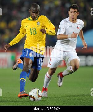 Brasiliens Ramires (L) wetteifert um den Ball mit Chiles Carlos Carmona während des 2010 FIFA World Cup Runde von sechzehn Spiels zwischen Brasilien und Chile im Ellis Park Stadion in Johannesburg, Südafrika 28. Juni 2010. Foto: Marcus Brandt Dpa - entnehmen Sie bitte http://dpaq.de/FIFA-WM2010-TC Stockfoto