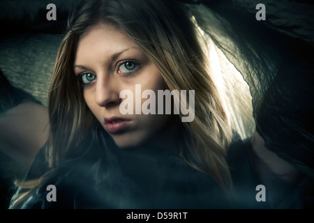 Blonde Frau Mädchen Schal über den Kopf Mode Porträt Stockfoto