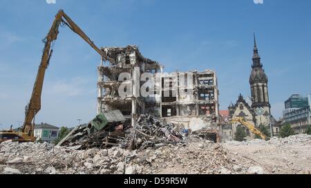 Abbrucharbeiten an der ehemaligen Fassade des "Blechbuese" sind in der Nähe in Leipzig, Deutschland, 30. Juni 2010 fertiggestellt. Das ehemalige Kaufhaus wird nach unten vollständig bis Ende der Woche gerissen. Teile der historischen Fassade des 1908 und die Aluminium-Beschichtung in den 1960er Jahren hinzugefügt integriert werden dem neuen Bau des Einkaufszentrums "gemeindeübergreifenden bin Brühl". Foto: Peter de Stockfoto