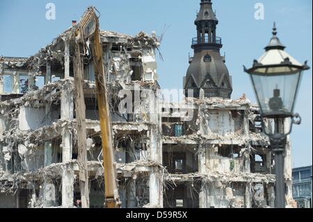 Abbrucharbeiten an der ehemaligen Fassade des "Blechbuese" sind in der Nähe in Leipzig, Deutschland, 30. Juni 2010 fertiggestellt. Das ehemalige Kaufhaus wird nach unten vollständig bis Ende der Woche gerissen. Teile der historischen Fassade des 1908 und die Aluminium-Beschichtung in den 1960er Jahren hinzugefügt integriert werden dem neuen Bau des Einkaufszentrums "gemeindeübergreifenden bin Brühl". Foto: Peter de Stockfoto