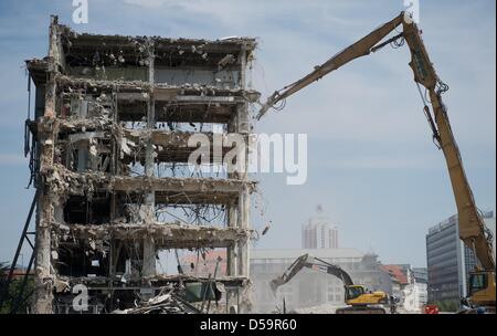 Abbrucharbeiten an der ehemaligen Fassade des "Blechbuese" sind in der Nähe in Leipzig, Deutschland, 30. Juni 2010 fertiggestellt. Das ehemalige Kaufhaus wird nach unten vollständig bis Ende der Woche gerissen. Teile der historischen Fassade des 1908 und die Aluminium-Beschichtung in den 1960er Jahren hinzugefügt integriert werden dem neuen Bau des Einkaufszentrums "gemeindeübergreifenden bin Brühl". Foto: Peter de Stockfoto