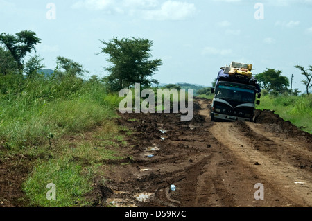 ein LKW überqueren einer Straße in Karamoja, Uganda während der regnerischen Jahreszeit Stockfoto