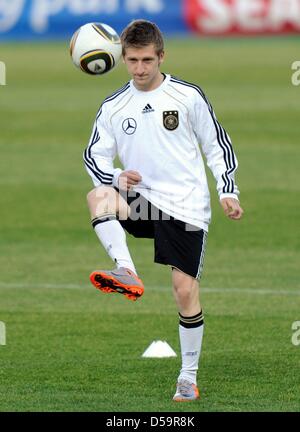 Deutsche Spieler Marko Marin während einer Trainingseinheit der deutschen Fußball-Nationalmannschaft im Super Stadium in Atteridgeville in der Nähe von Pretoria, Südafrika, 30. Juni 2010. Foto: Bernd Weissbrod dpa Stockfoto