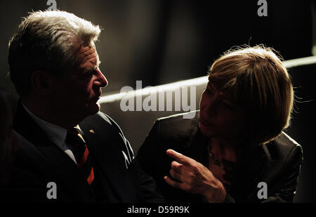 Der Präsidentschaftskandidat von den Sozialdemokraten und den grünen, Joachim Gauck, und seine Partner im Leben, Journalistin Daniela Schadt, folgen der dritten Wahlgang der Präsidentschaftswahlen durch die Bundesversammlung in Berlin, Deutschland am 30. Juni 2010. Foto: Hannibal Stockfoto