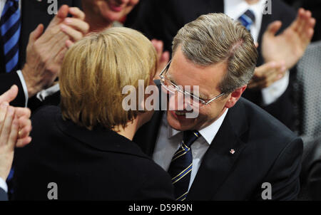 Bundeskanzlerin Angela Merkel umarmt der neu gewählte Bundespräsident Christian Wulff in Berlin, Deutschland am 30. Juni 2010. Foto: Hannibal Stockfoto