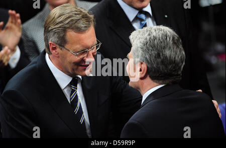 Gegenkandidat Joachim Gauck gratuliert der neu gewählte Bundespräsident Christian Wulff in Berlin, Deutschland am 30. Juni 2010. Foto: Hannibal Stockfoto