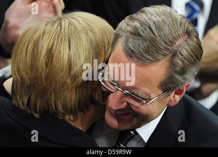 Bundeskanzlerin Angela Merkel umarmt der neu gewählte Bundespräsident Christian Wulff in Berlin, Deutschland am 30. Juni 2010. Foto: Hannibal Stockfoto