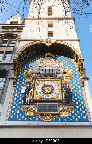 mittelalterliche Wanduhr auf Conciergerie-Turm in Paris Stockfoto