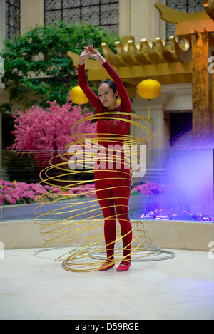 Hula Hoop Tänzerin im Conrad Hotel in Macau durchführen. Eine der vielen geplanten Unterhaltung für Hotel und Casino Gäste Stockfoto