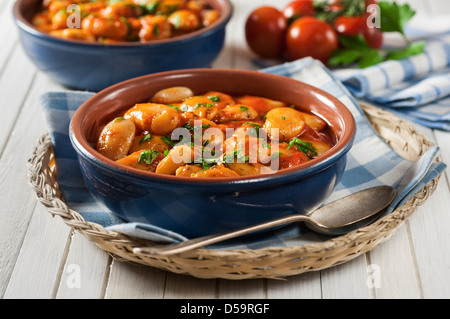 Gigantes Plaki große weiße Bohnen in Tomaten sauce Griechenland Essen Stockfoto