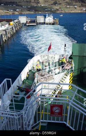 Caledonian MacBrayne Seeleute an Bord der MV Finlaggan ausgehend von Uig Isle Of Skye Scotland UK Europe Stockfoto